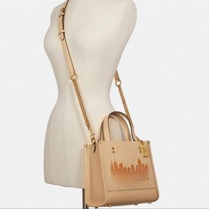 Go!! COACH X Jennifer Lopez Dempsey Tote 22 With Nyc Skylin Leather Cream C6494